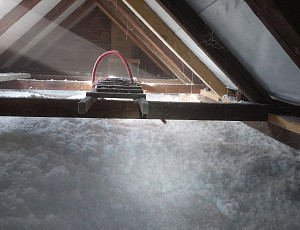 Zateplení stropu rodinného domu pomocí foukané izolace